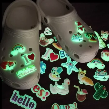 1000 adet Floresan PVC Ayakkabı Takılar Aksesuarları Hayvanlar Köpek Parlayan Süslemeleri Noel Aydınlık Süsler Çocuklar Hediye